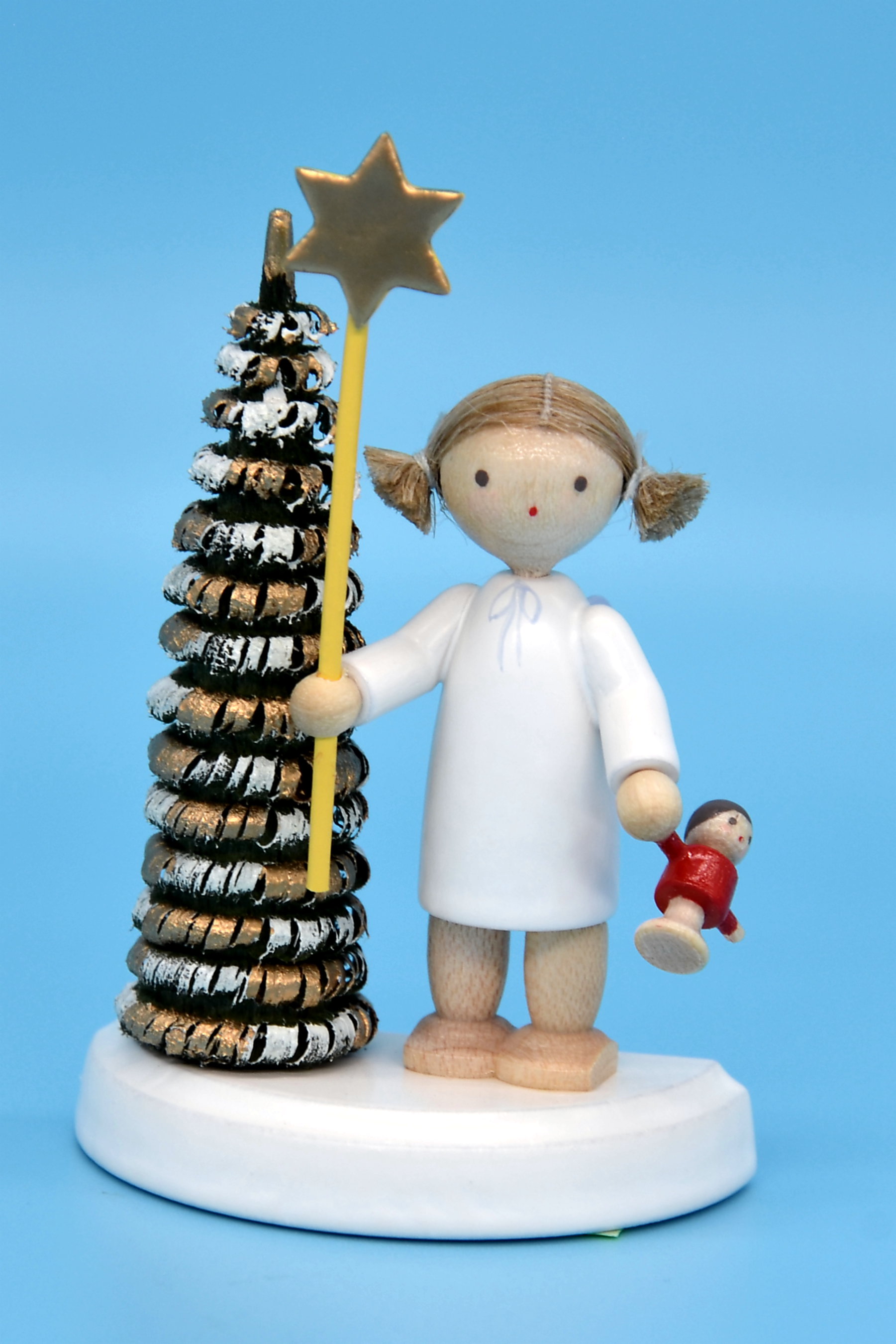 Engel am Weihnachtsbaum mit Stern und Puppe