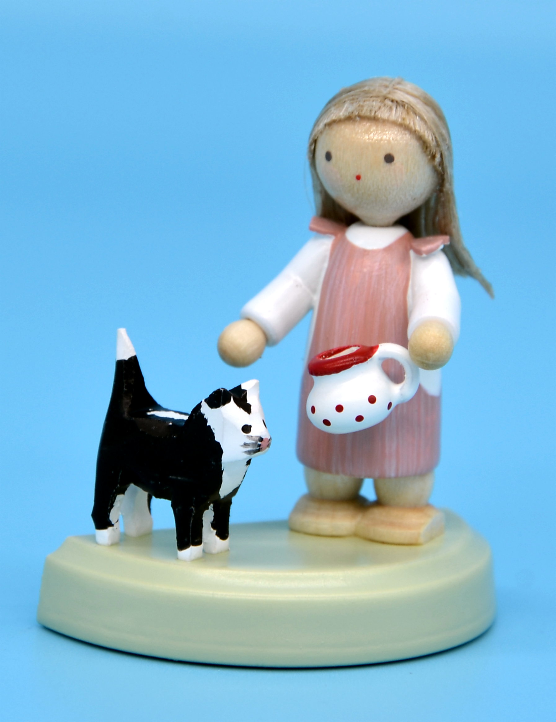 Kleines Mädchen mit schwarzer Katze