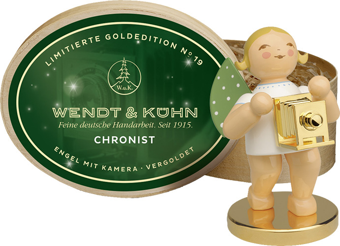 No. 19, Chronist, Engel mit Kamera auf Metallsockel · vergoldet, in Spanschachtel. Limitierte Goldedition (22.222 Stück)