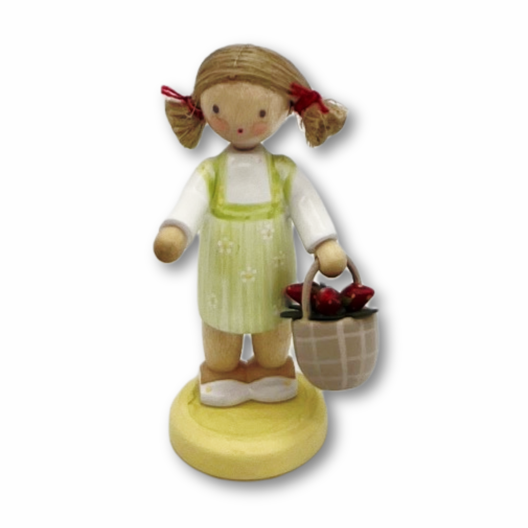 Mädchen mit Erdbeerkorb
