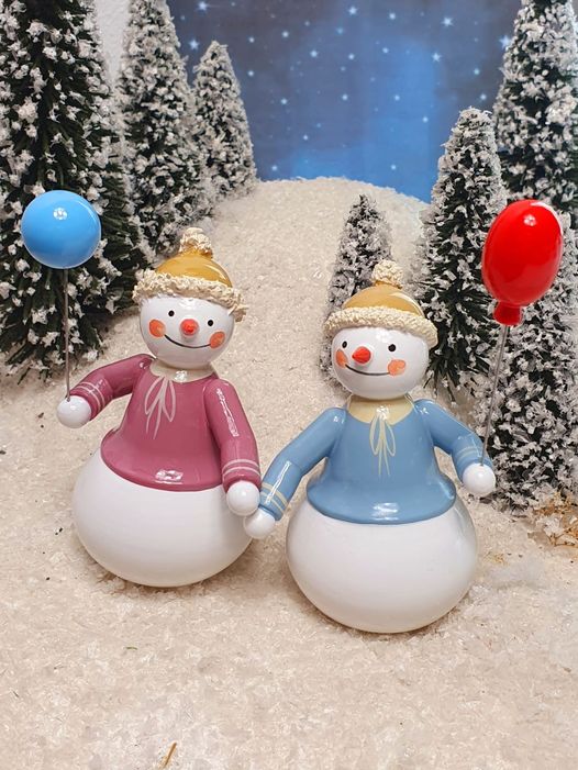 Schneemann mit rotem Luftballon