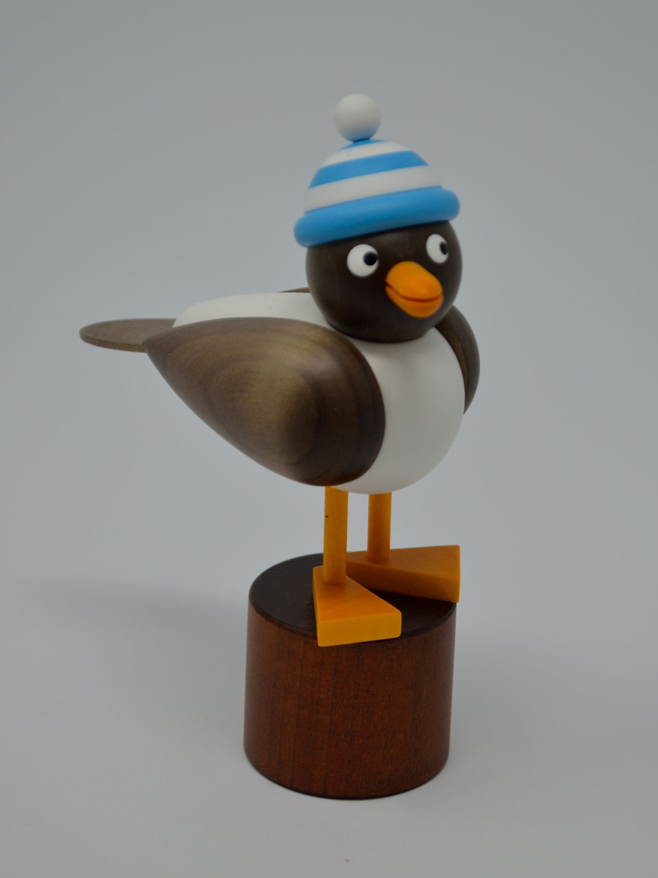 Möwe mit himmelblauer Ringelmütze