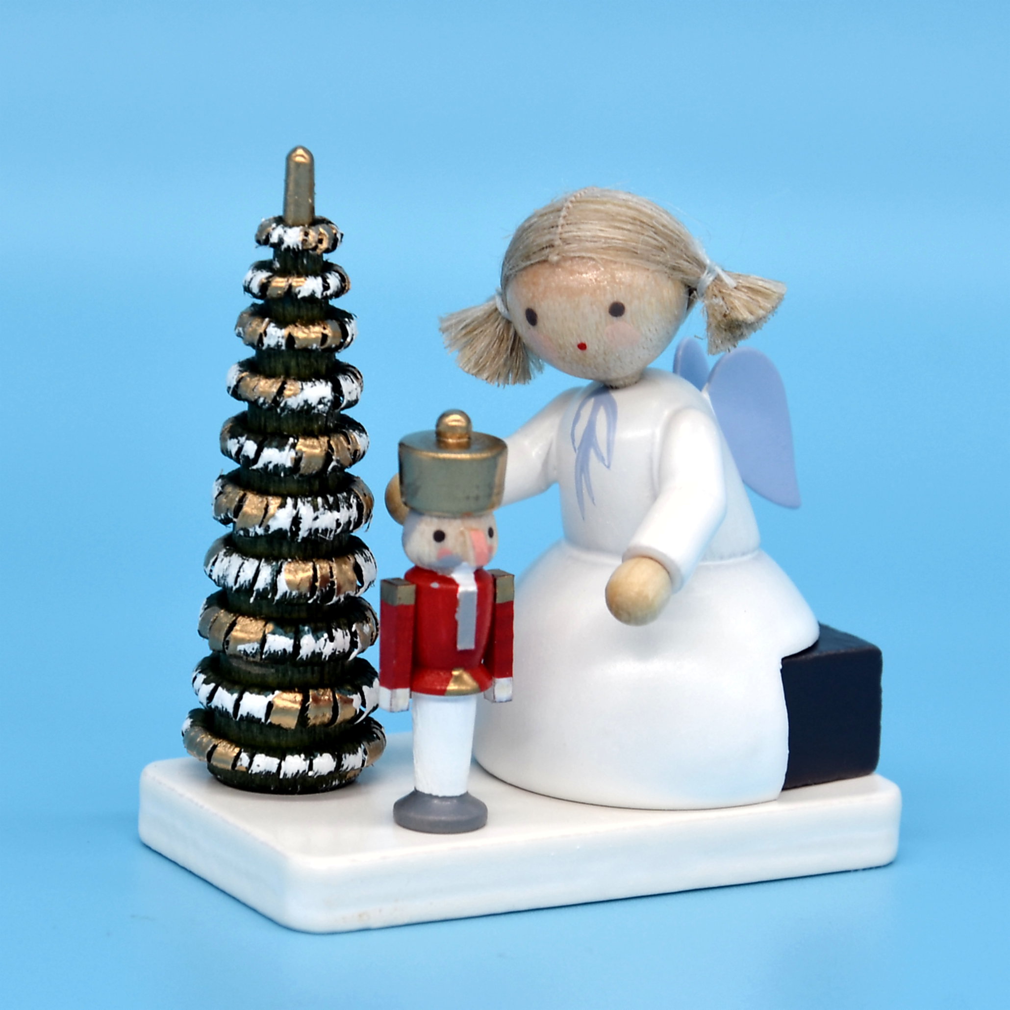 Engel mit Nussknacker am Weihnachtsbaum