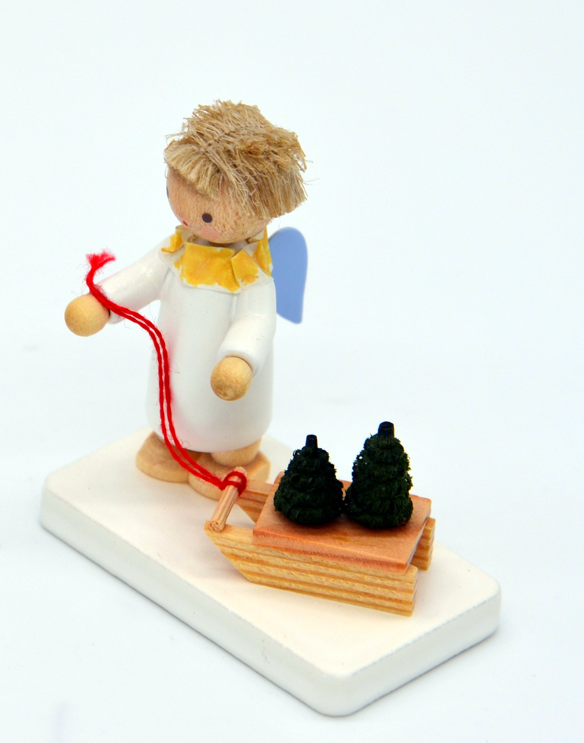 Engel mit Schlitten und Baumsetzlingen