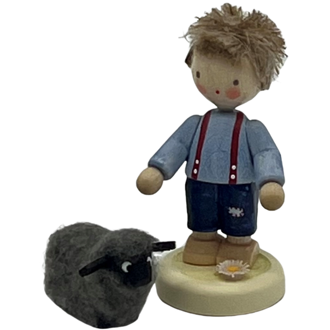 Junge mit schwarzem Schaf