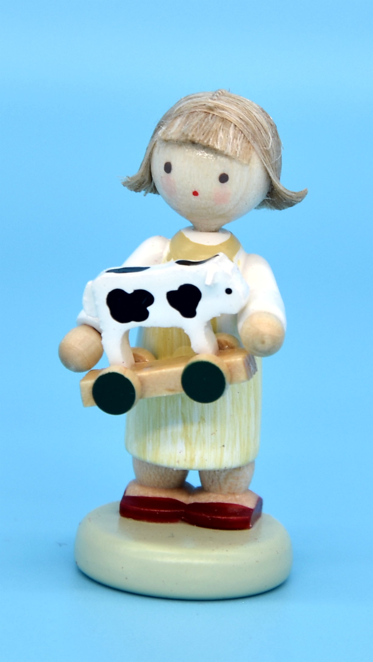 Mädchen mit Spielzeugkälbchen