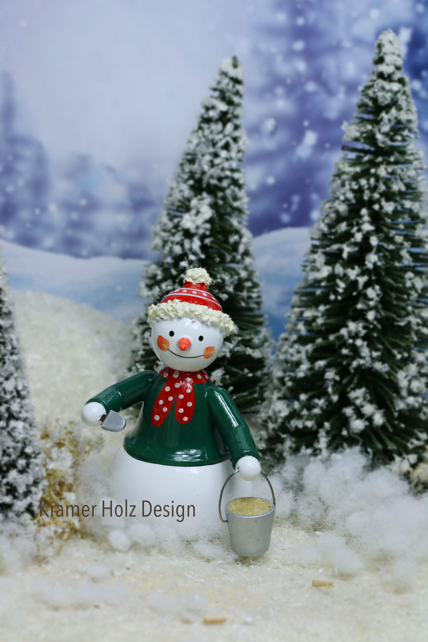 Schneemann mit Eimer und Schaufel
