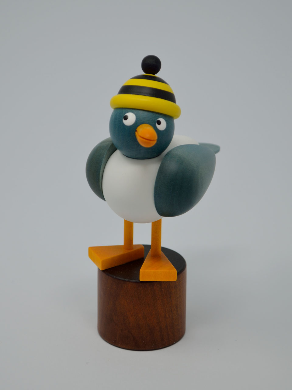 Möwe mit schwarz- gelber Ringelmütze
