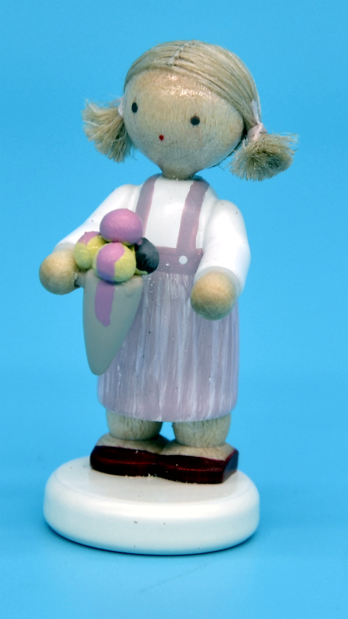 Kleines Mädchen mit Eistüte