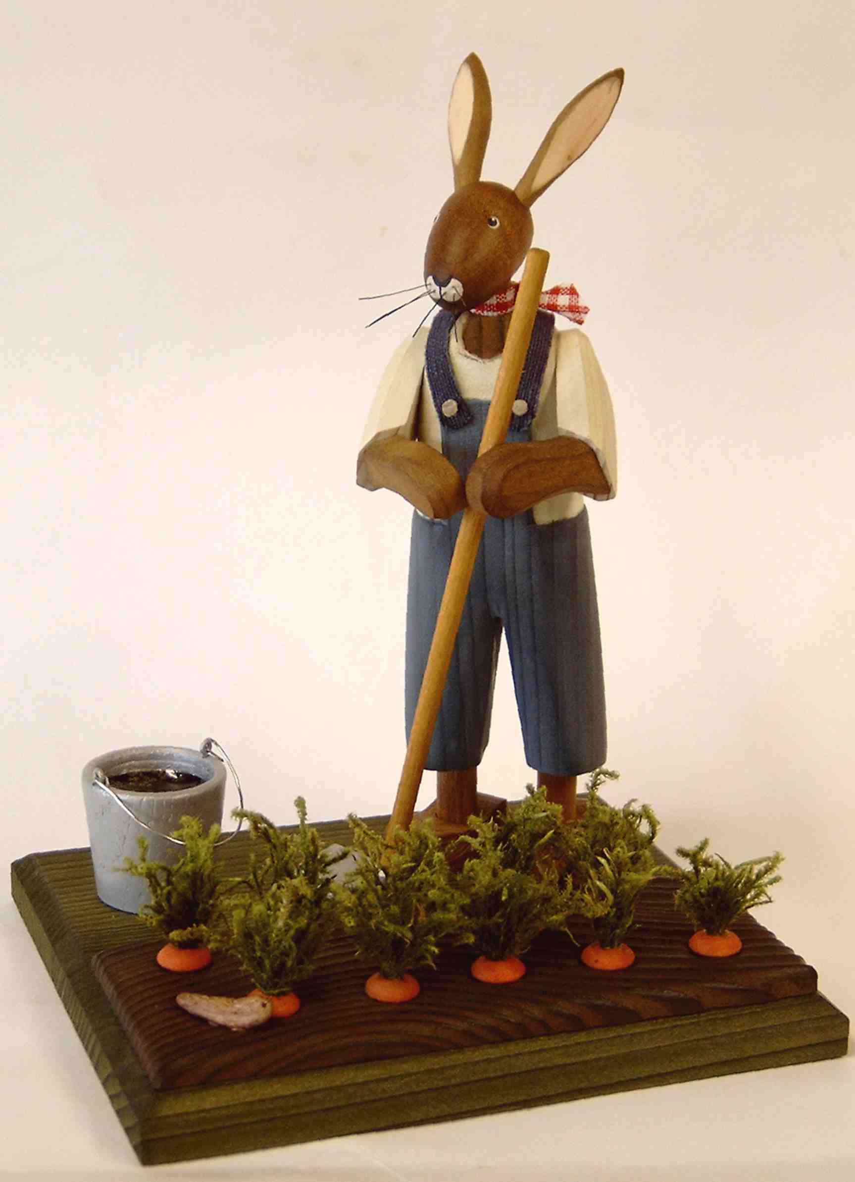 Osterhase mit Möhrenfeld