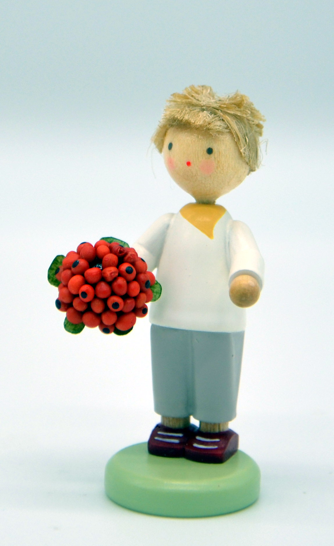 Junge mit Vogelbeeren