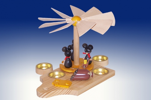 Pyramide Mäusekinder auf Frühstücksbrett