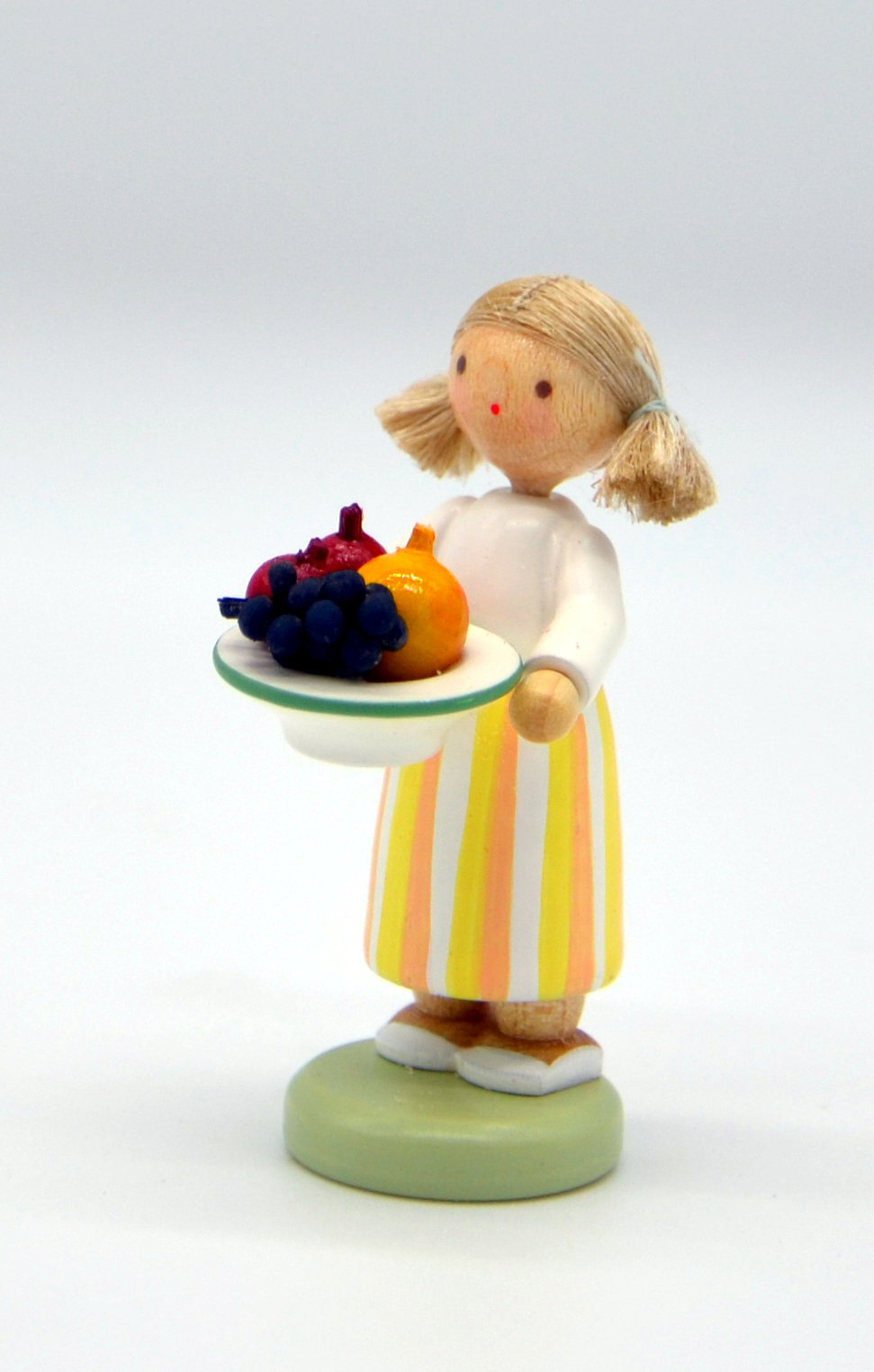 Mädchen mit Obstteller