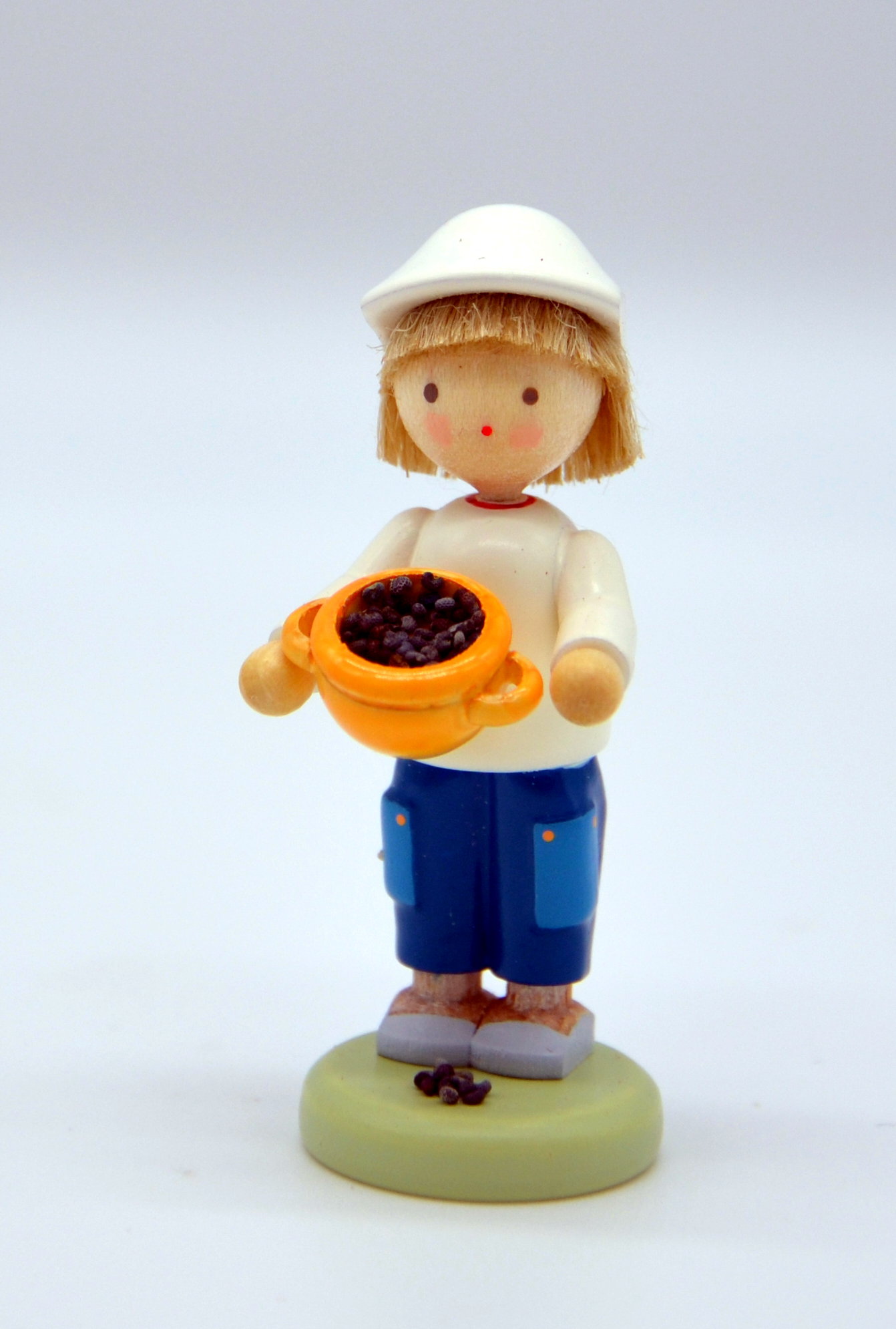 Junge mit Heidelbeeren