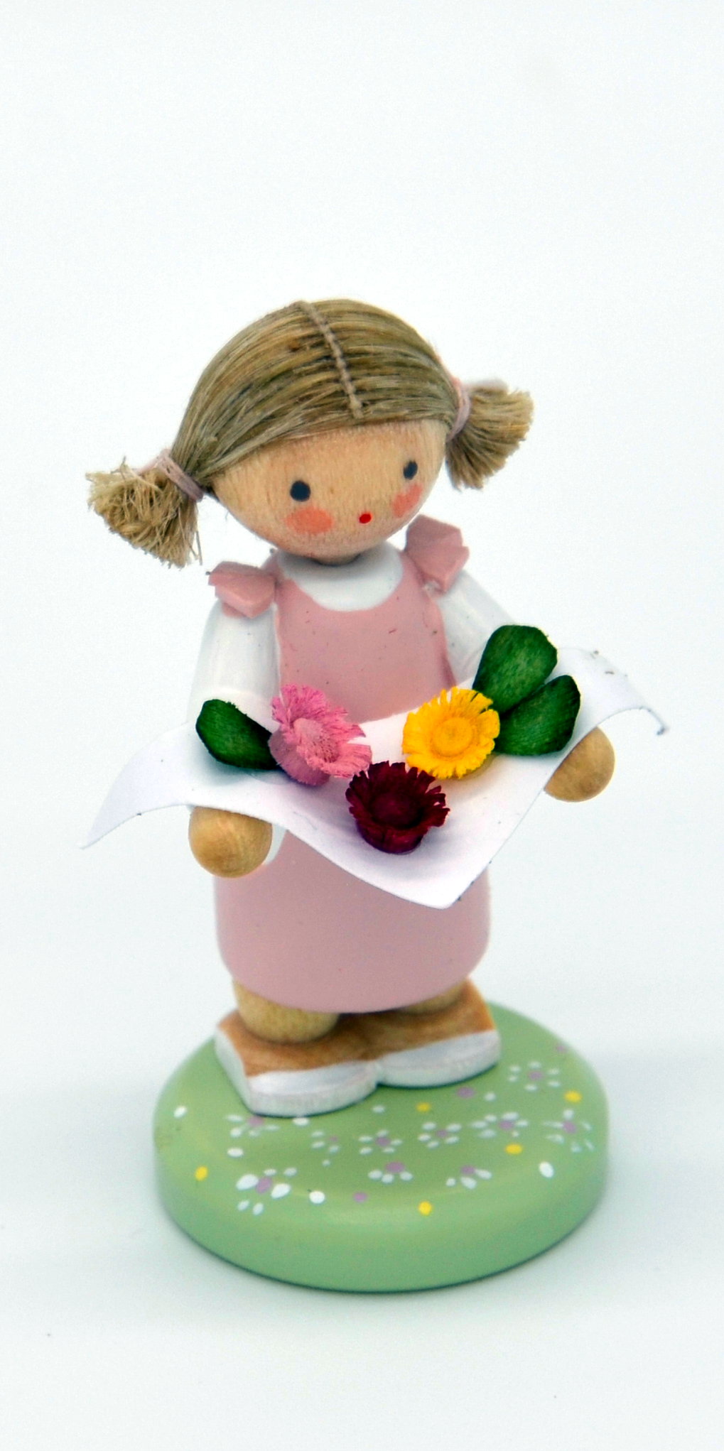 Mädchen mit Frühlingsblumen