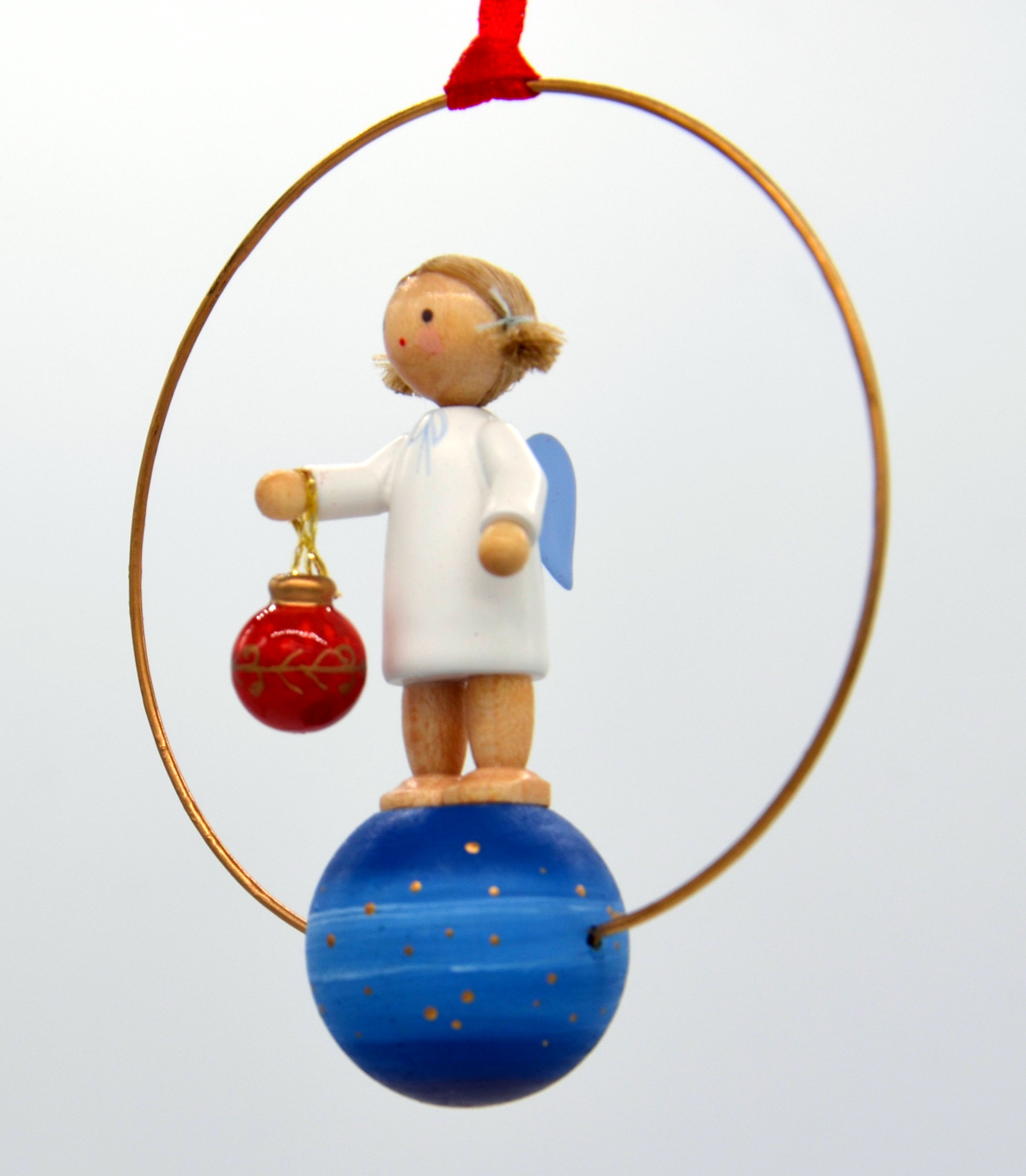 Engel mit Christbaumkugel -Weihnachtsschmuck-