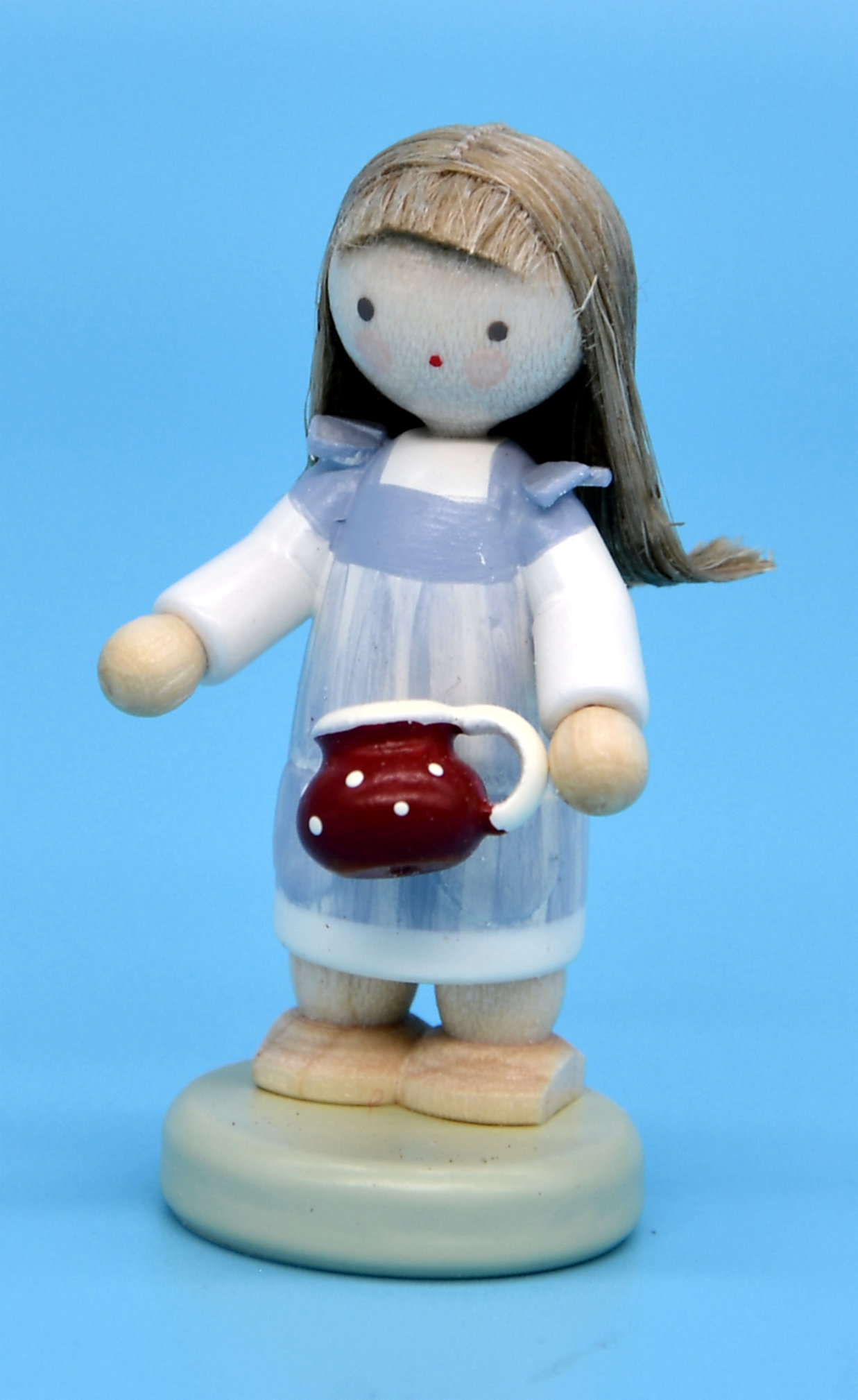 Kleines Mädchen mit Töpfchen