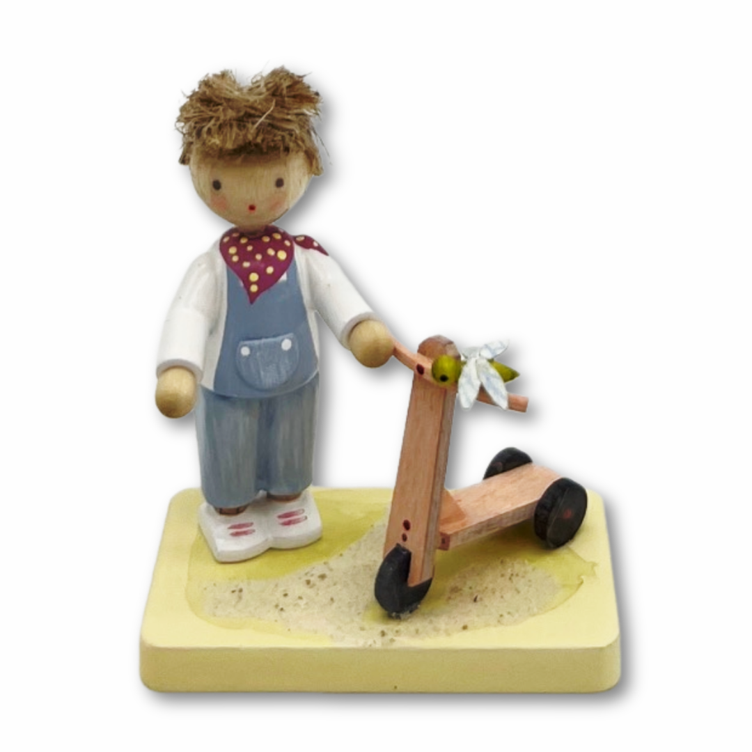 Junge mit Roller