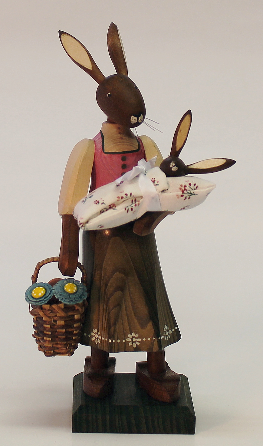 Hasenmädchen mit Baby