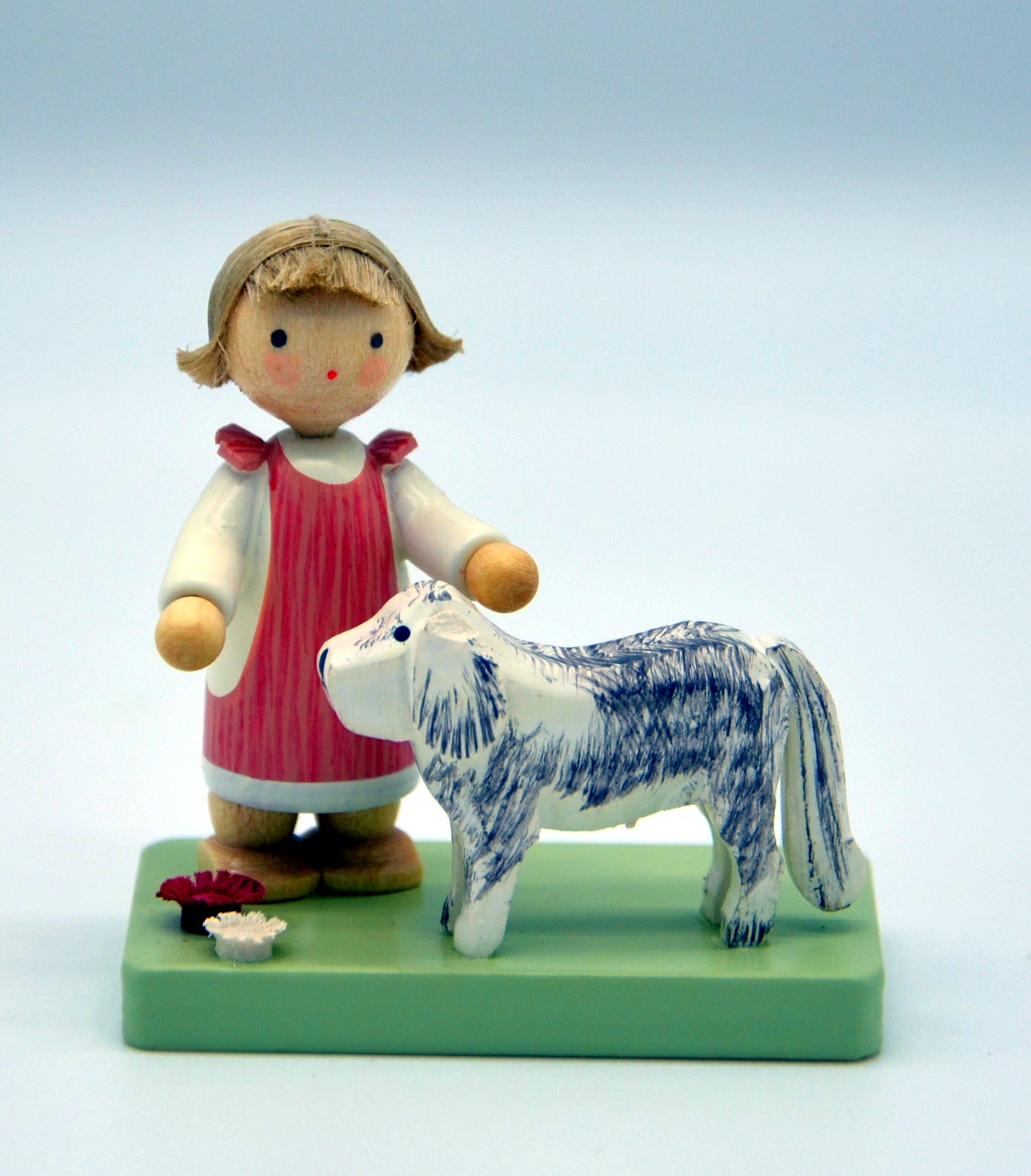 Kleines Mädchen mit großem Hund