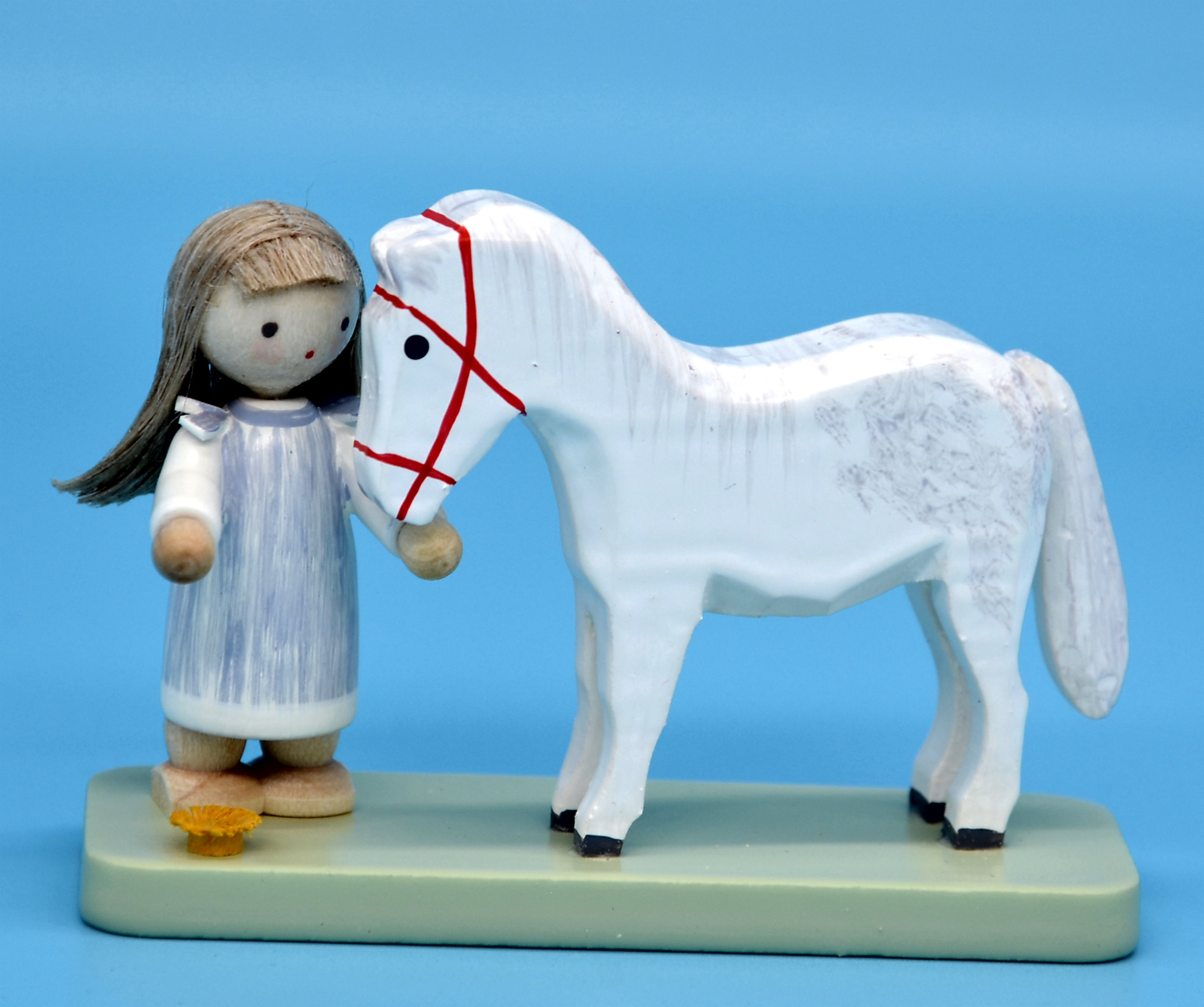 Kleines Mädchen mit Pferdchen