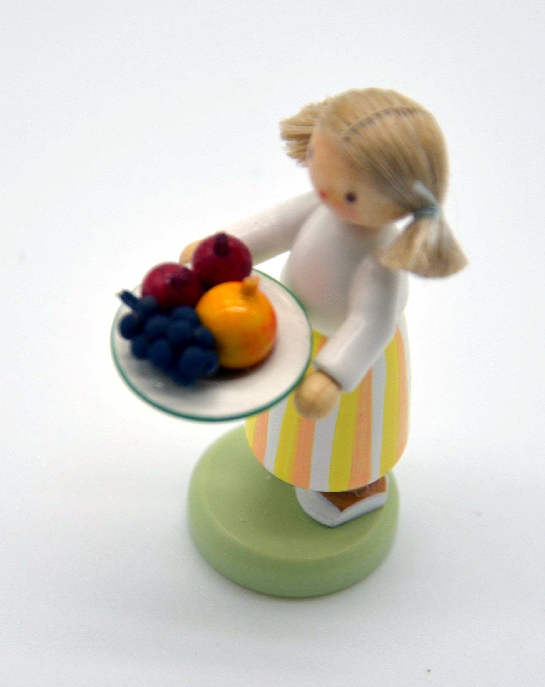 Mädchen mit Obstteller
