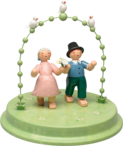 Liebespaar im Bogen mit drei Täubchen