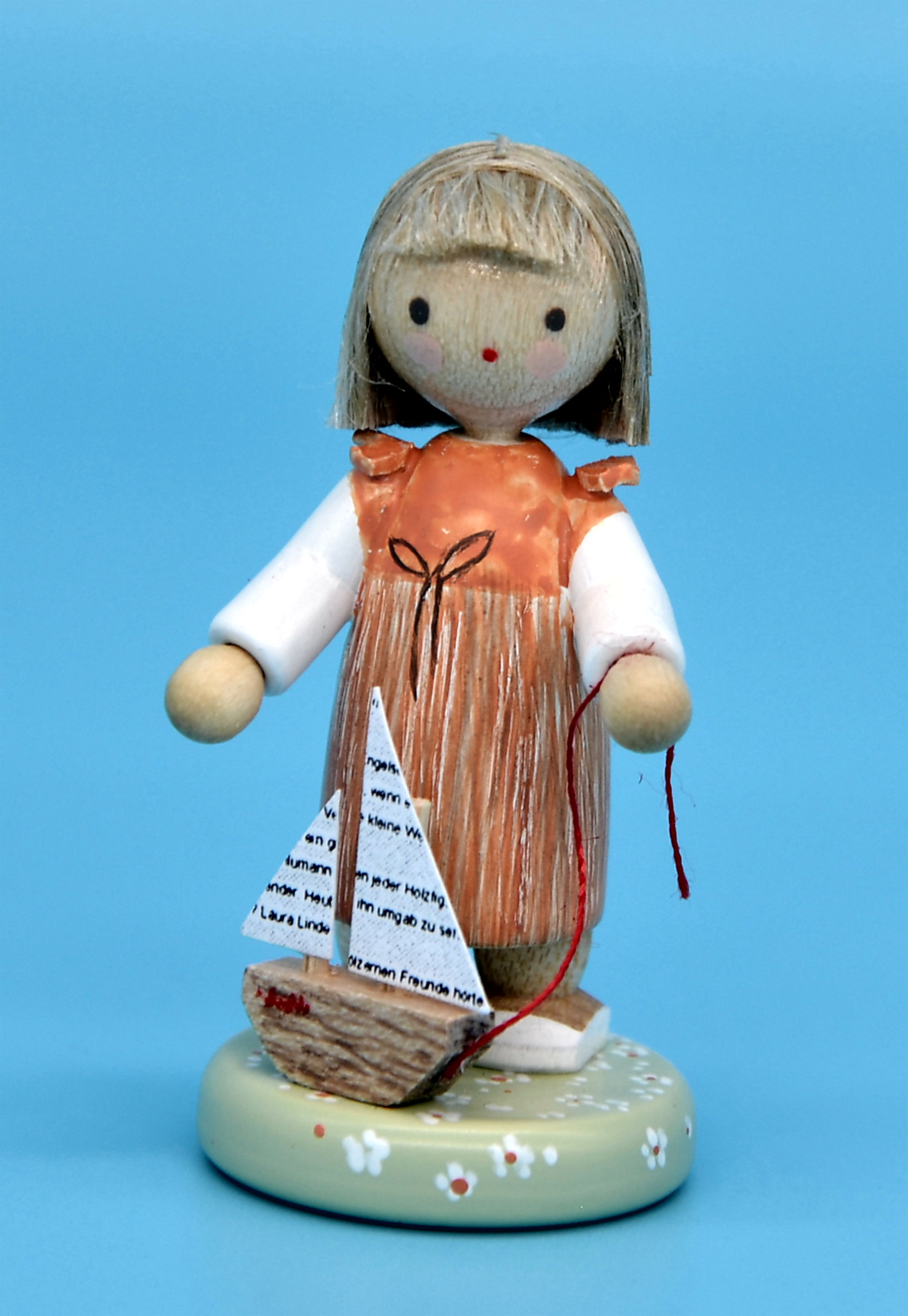 Mädchen mit Segelboot