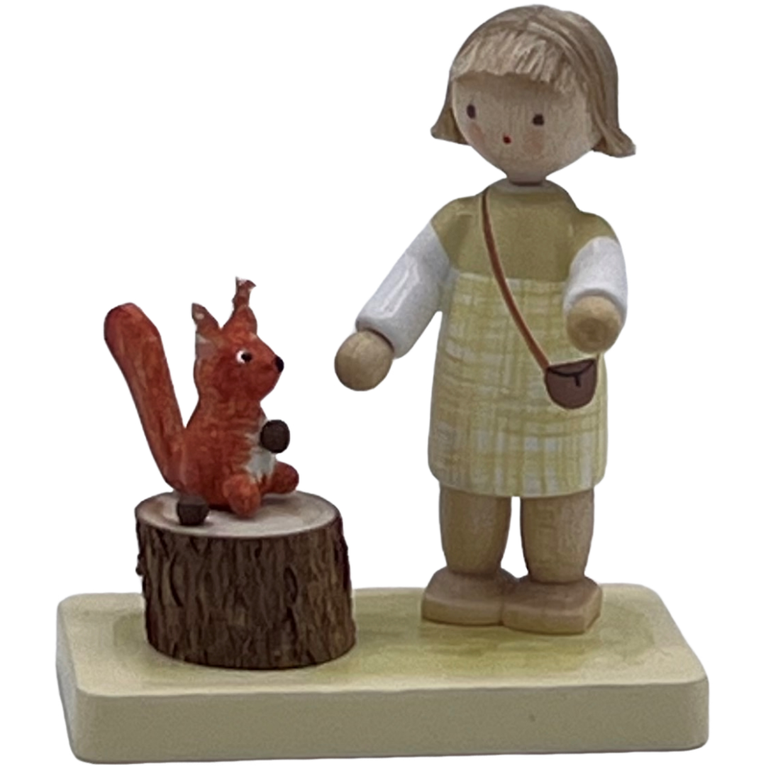 Mädchen mit Eichhörnchen
