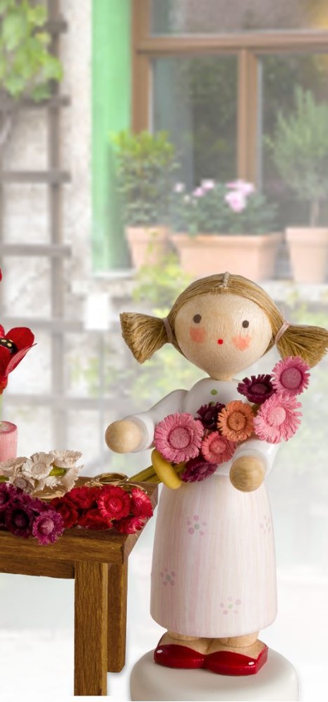 Mädchen mit Stockrosen