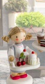 Kleines Mädchen mit Cupcakes