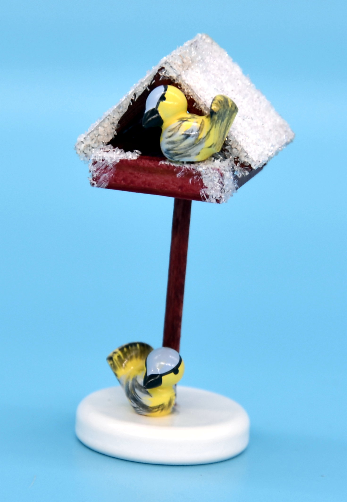 Vogelhäuschen mit Meisen