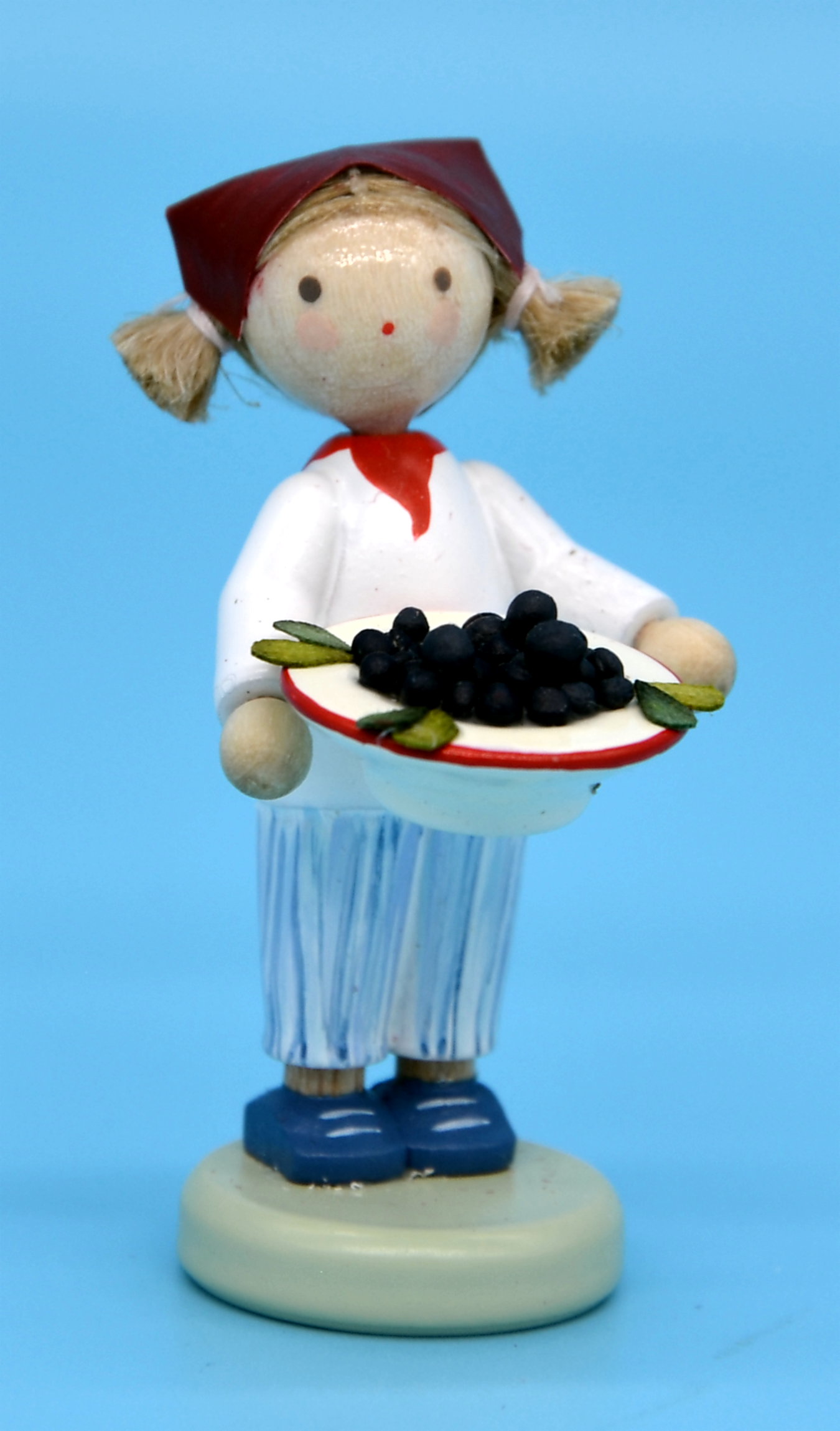 Mädchen mit Heidelbeeren