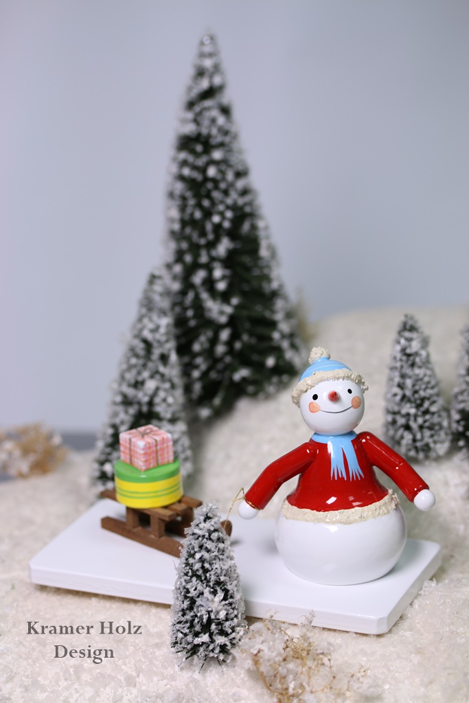 Schneemann mit Schlitten und Geschenken