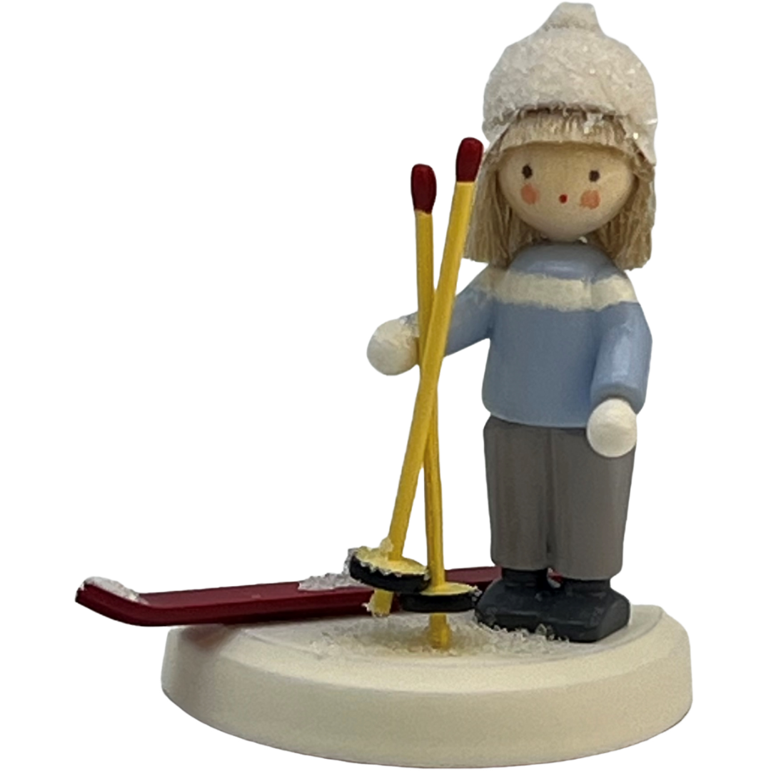 Junge mit Skiern