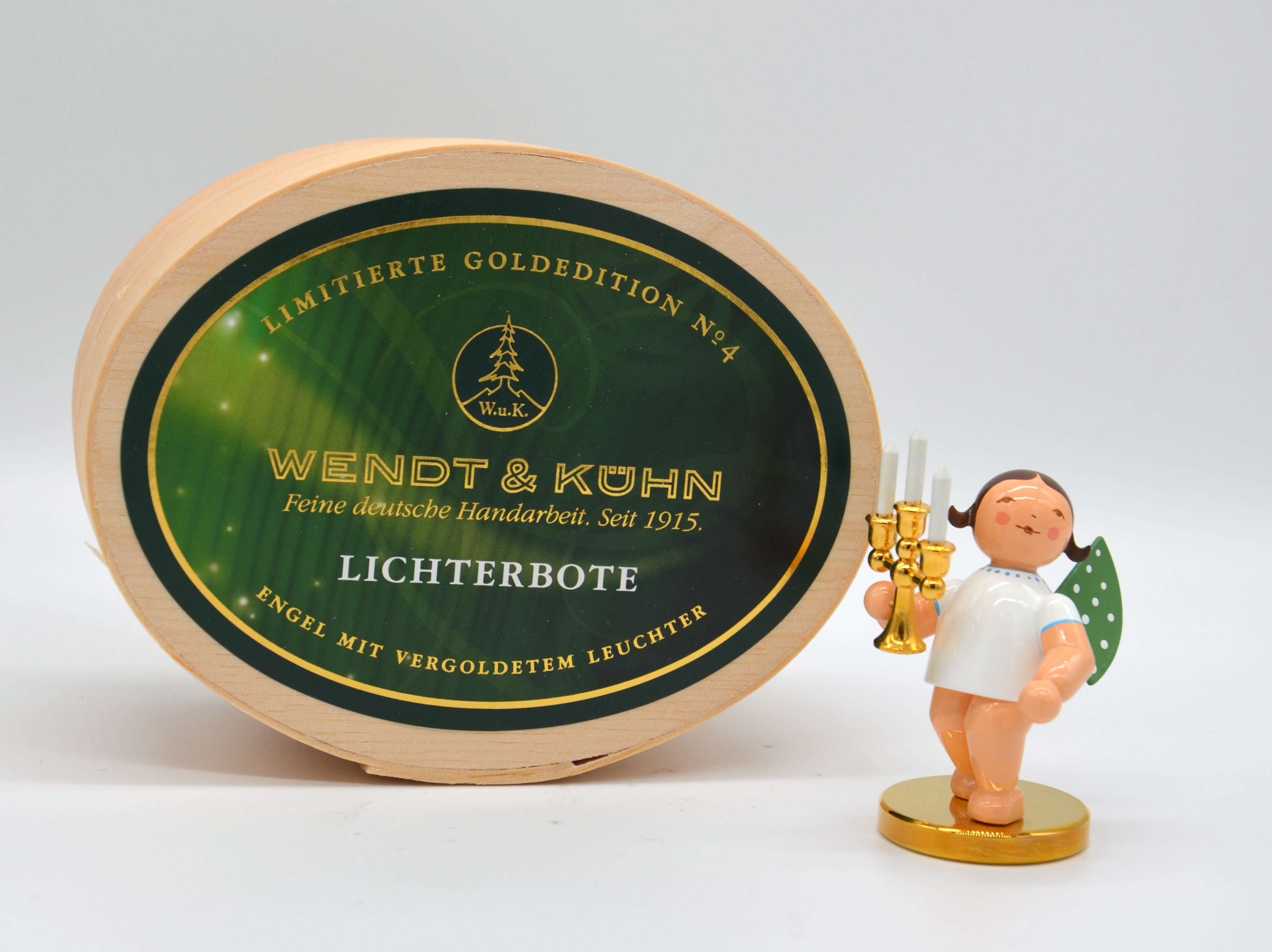 No. 4, Lichterbote, Engel mit Leuchter auf Metallsockel · vergoldet, in Spanschachtel. Limitierte Goldedition (22.222 Stück)
