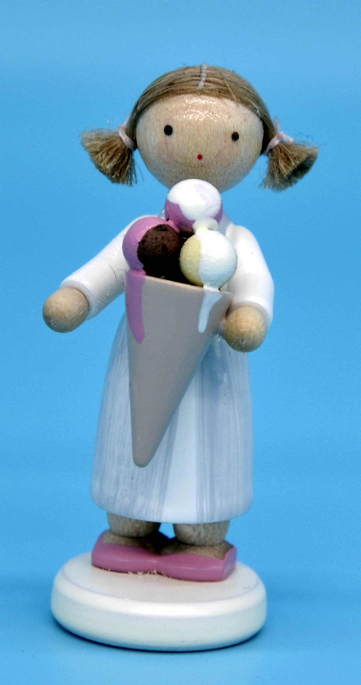Großes Mädchen mit Eistüte