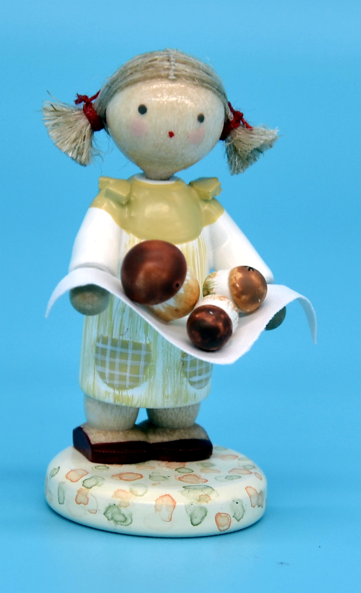 Kleines Mädchen mit Steinpilzen