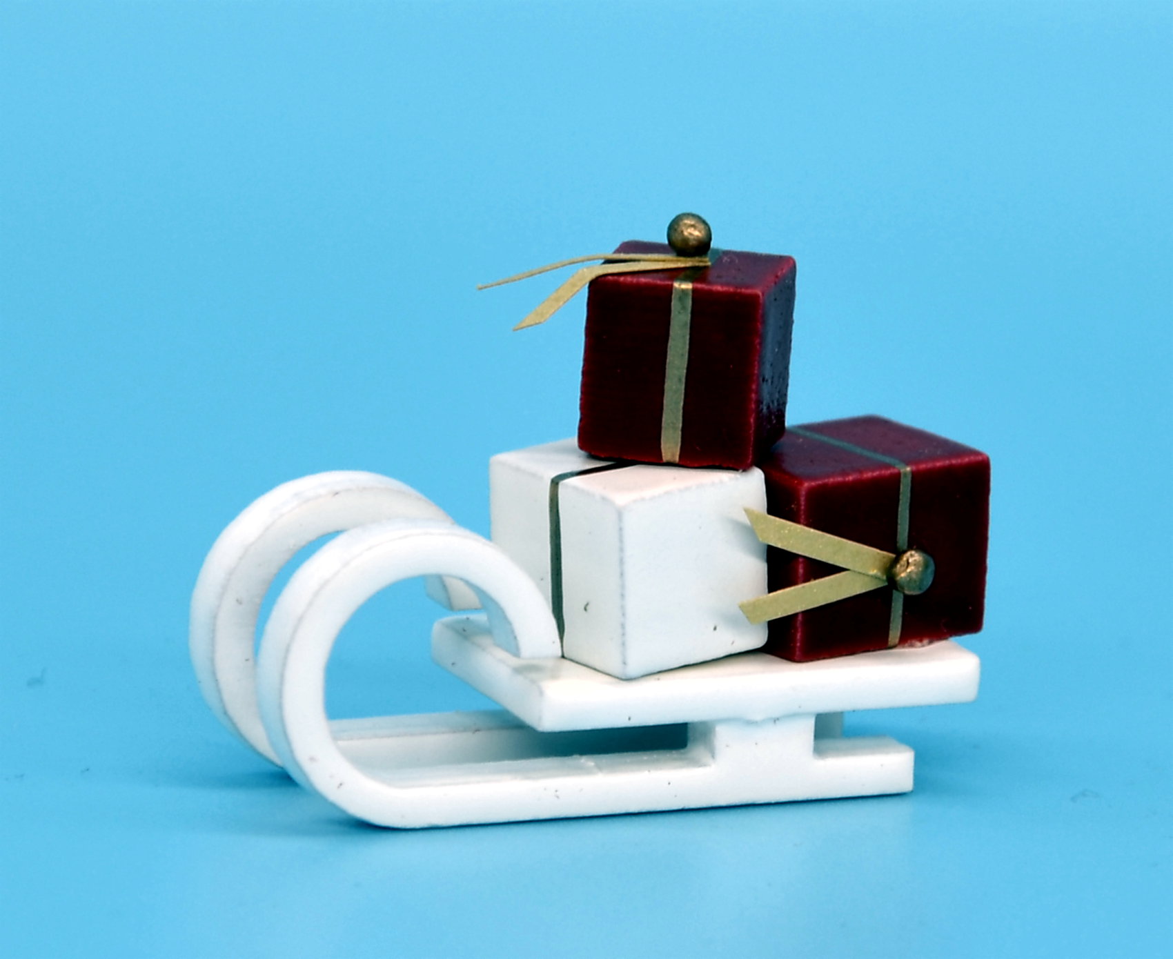Schlitten mit Geschenken, weiß