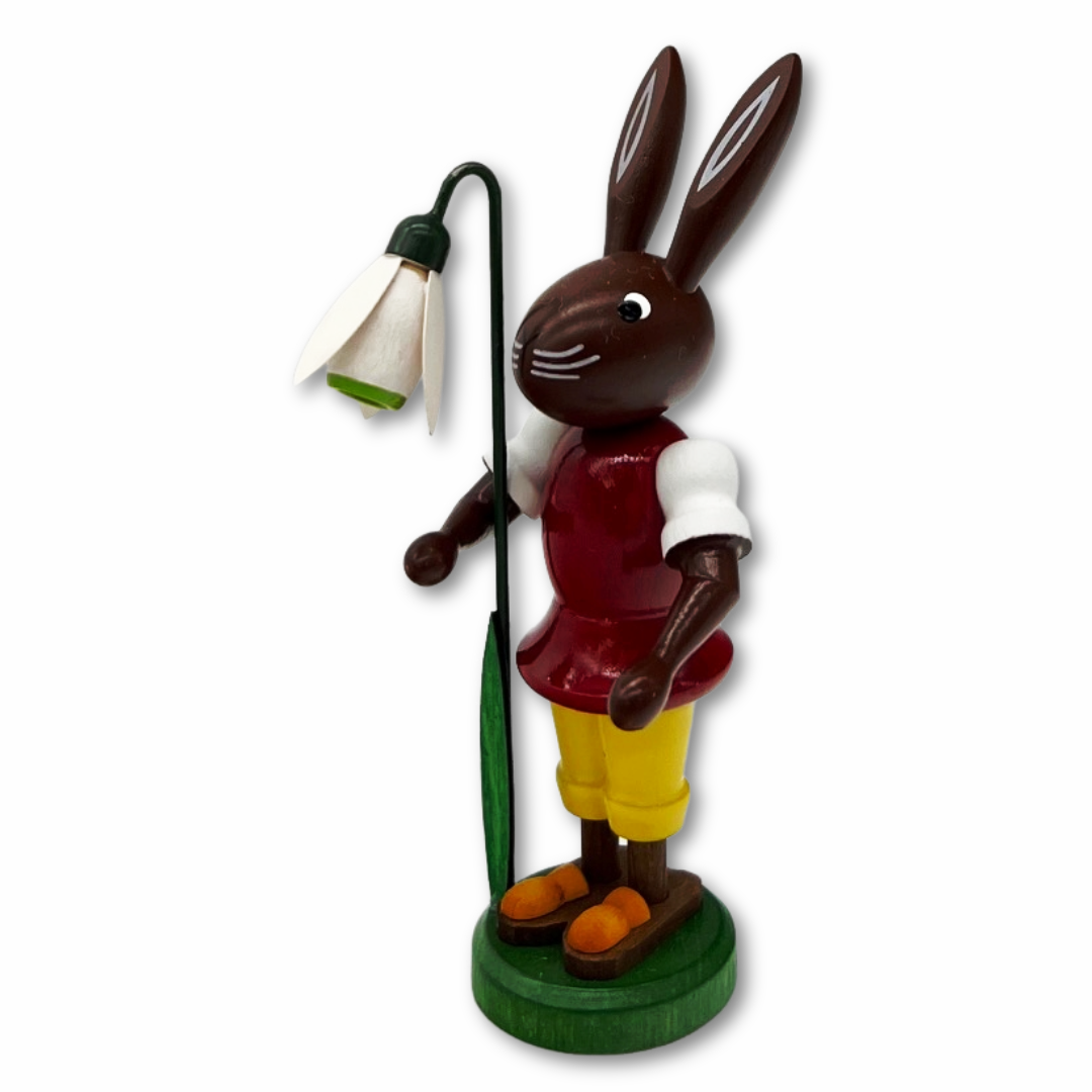 Hase mit Schneeglöckchen